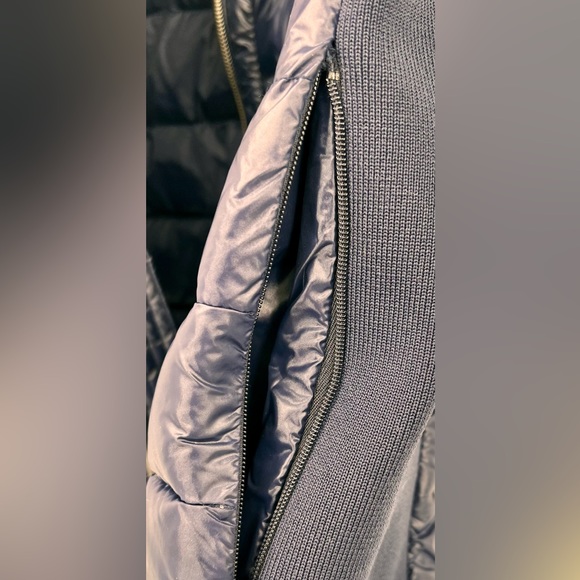 NWOT GAP Womens Small Puffer Vest Metallic Blue Full Zip Pockets Stretch Panels - Picture 5 of 8